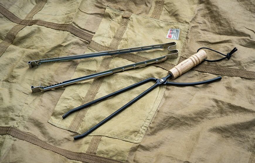 写真上は細かい薪もつかめる画期的な構造を採用したテンマクデザインのもの。下は太い薪をガッチリとつかめるロゴス製（写真：OEANS編集部）