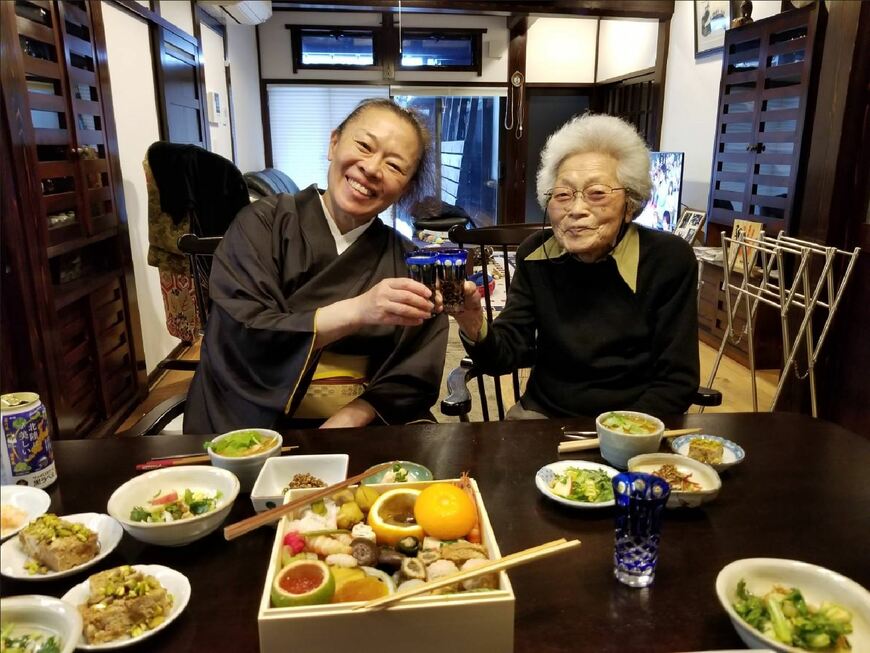 柴田さんとお母さま（写真：『遠距離介護の幸せなカタチ』）