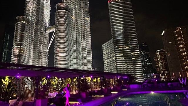 クアラルンプールのシンボル・ペトロナスツインタワーを臨む眺望が有名なバー。マレーシア観光は比較的リーズナブルな印象があるが、実際に住んだときのコストはどうなのでしょうか？（写真：筆者撮影）