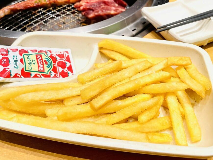 まずは空腹の子どもにポテトを。個人的にはかなり塩気を強く感じた（写真：筆者撮影）