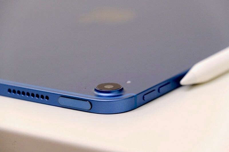 Touch IDがデバイス上部に用意されており、指紋認証でロック解除をすることができる（筆者撮影）