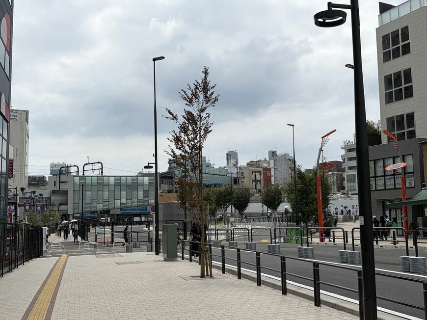 東口のロータリー側から見た下北沢駅。駅前は広々としている