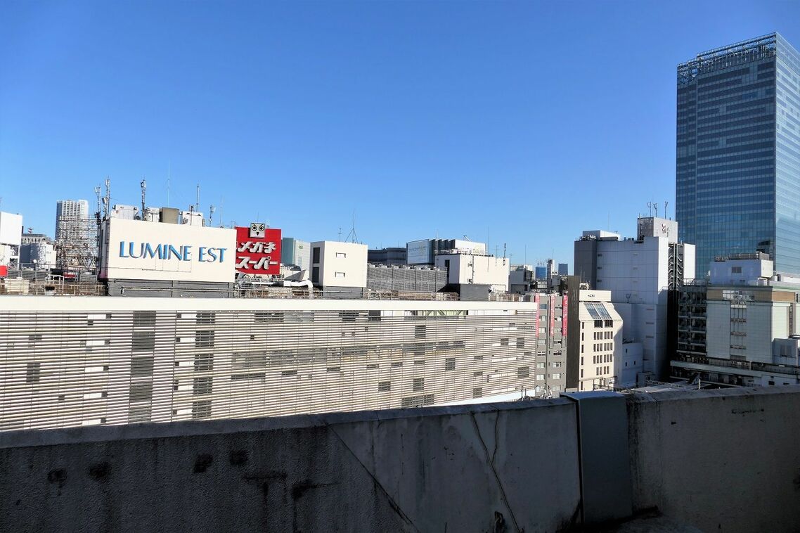 屋上から見た新宿駅の東南口方面