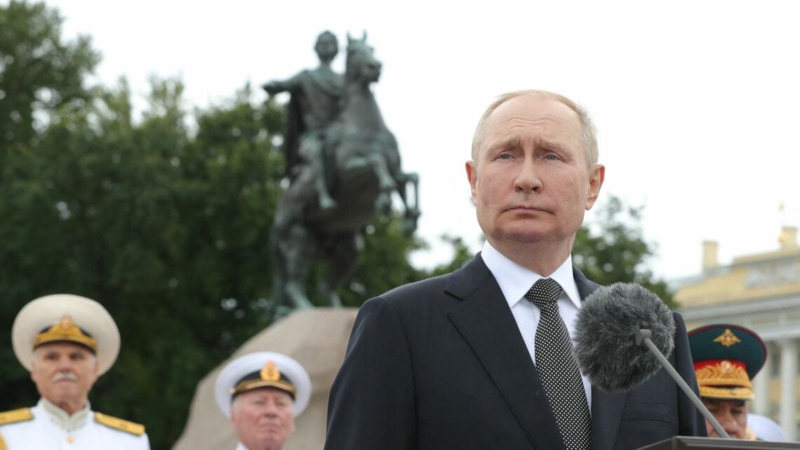 サンクトペテルブルクで海上軍事パレードに出席したロシアのプーチン大統領
