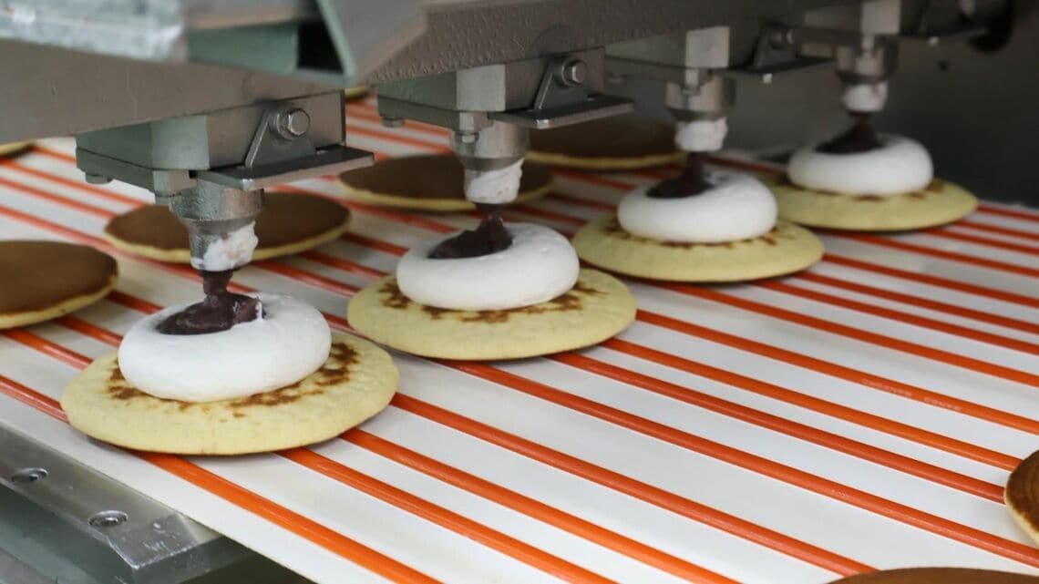 つくば工場でのどら焼きの製造工程 （筆者撮影）