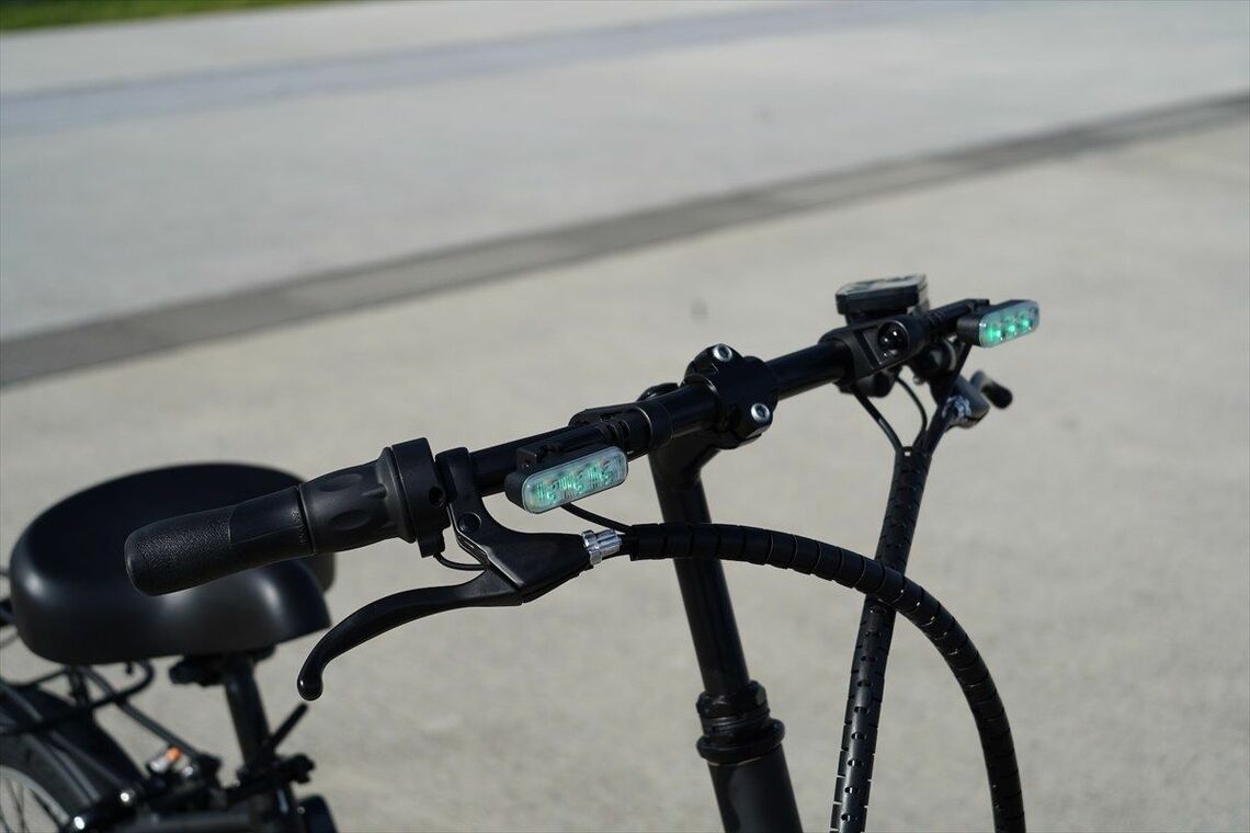 最高速度表示灯を前後に装備（筆者撮影）