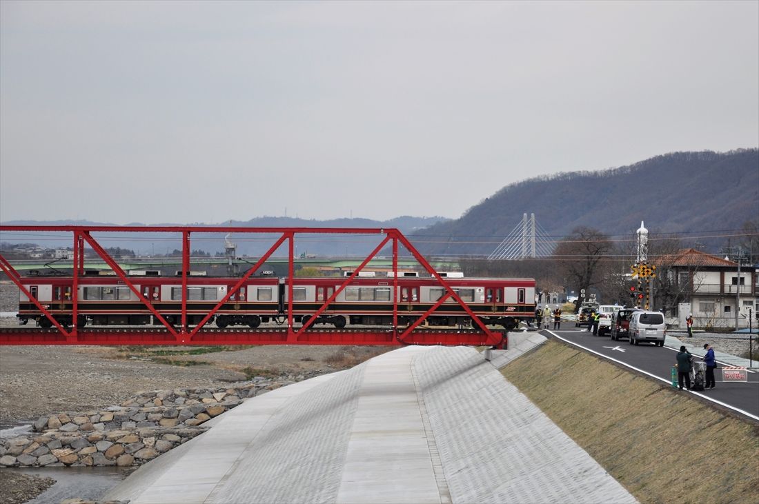 全線再開前日、千曲川橋梁を渡る試運転電車＝2021年3月27日（記者撮影）