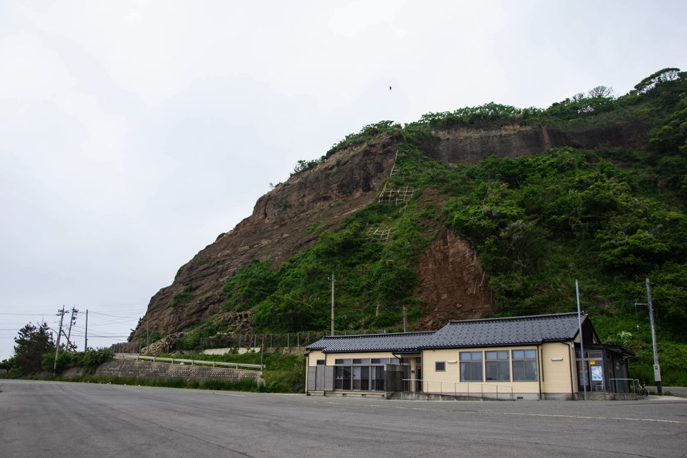 あちこちで山が崩れ、麓の家や道路を覆ったことも被害を大きくした（筆者撮影）