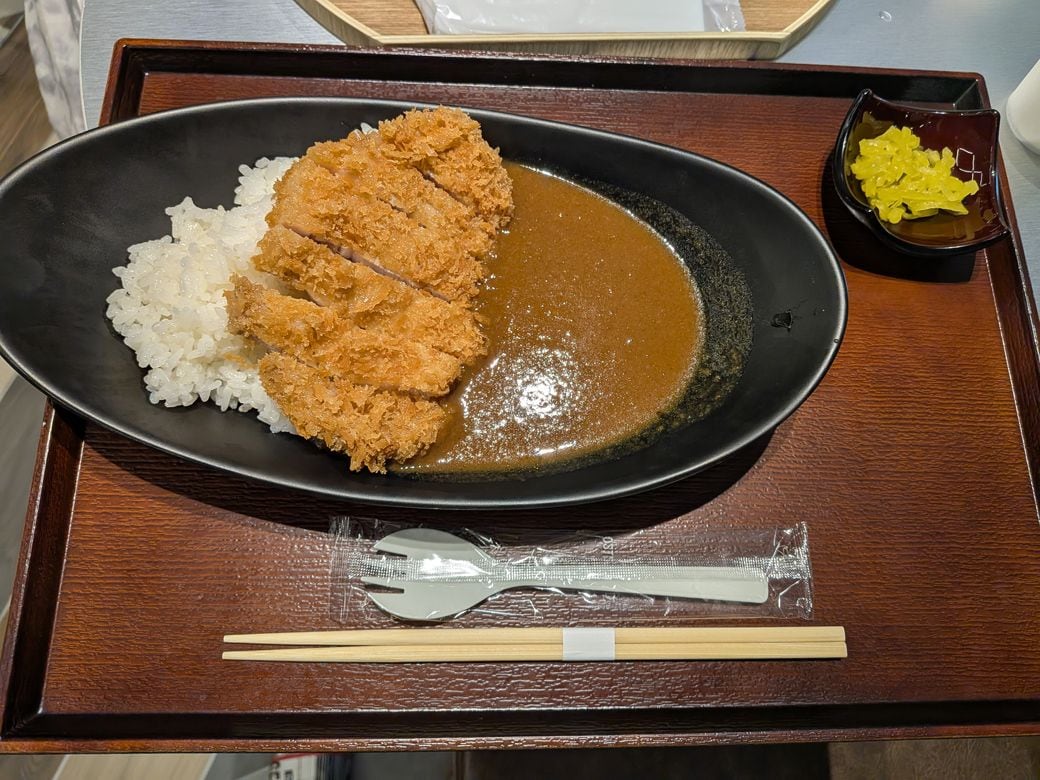箸が紙でまとめられているタイプで、何となくテンションがアガる（筆者撮影）