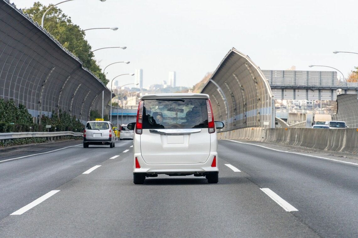 車間距離を適切に保ってくれるACCは疲労低減にもつながるため積極的に活用したい（写真はイメージ、写真： adigosts / PIXTA）