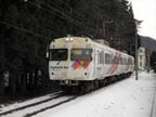 雪の中を走る現行車両の3000系