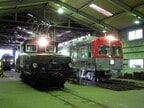 上毛電鉄の大胡車庫内で電気機関車と並ぶ