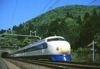 関ケ原を走る0系新幹線「ひかり」