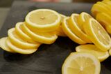 ザクザク切るとレモンのさわやかな香りがキッチンに漂います。幸せな気分に（写真／吉澤健太）