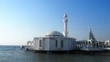 紅海に浮かぶジェッダの「アル・ラフマ・モスク」。フローティング・モスクとも呼ばれる（筆者撮影）