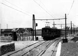 戦後間もない大師線・塩浜駅付近。京急『八十年史』はこの写真を「小島新田駅」としているが、改札外に見える溜池などから塩浜駅と推定される（写真提供：東急）