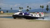 砂浜に上陸するホーバークラフト