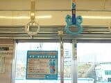 3号車には1つだけ、小田急のキャラクター「もころん」をかたどった吊り手が（記者撮影）