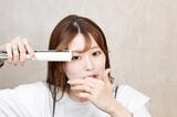 前髪のセットの仕方を解説するAYAMARさん