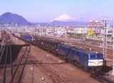 富士山をバックに平塚付近を走るEF58形牽引の荷物列車（撮影：南正時）