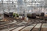 京都線・宝塚線・神戸線の3線同時発車（撮影：南正時）