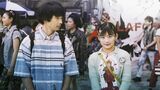 作家・燃え殻のベストセラー本が原作のNetflix映画『ボクたちは大人になれなかった』全世界独占配信中。主演の森山未來（写真左）とヒロインの伊藤沙莉が90年代の原宿・渋谷の街を歩くシーンは見どころの1つ（写真：Netflix）
