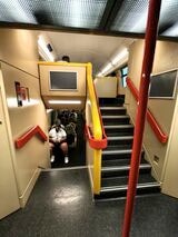 2階建て近郊電車車内（筆者撮影）