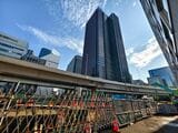 東洋経済本社ビルの裏側では、2004年に作られたビルが解体されている（筆者撮影）