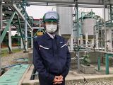 バイオ燃料製造実証プラントにて草次宏昌氏（筆者撮影）