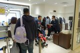 訪日客でにぎわう高島屋新宿店免税カウンター（記者撮影）
