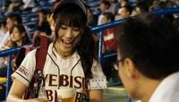 一流の｢ビール売り子｣が体現する商売の鉄則 AKB総選挙に通じるファンとの関係