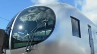 西武新特急､JR九州デザイナーはどう評した 銀色の円筒､豪華列車｢ななつ星｣とは対照的