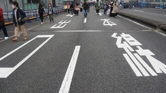 高速道路時代の行き先表示の名残が残る上を歩いた