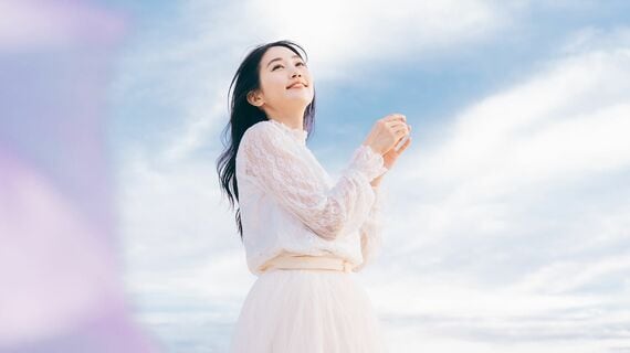 笑顔の若い女性