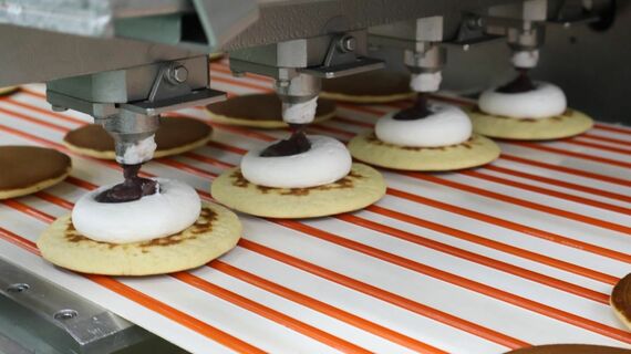 つくば工場でのどら焼きの製造工程 （筆者撮影）