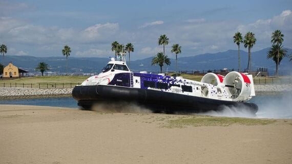 砂浜に上陸するホーバークラフト