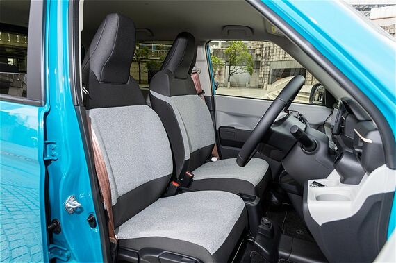 N-ONE e:の運転席および助手席