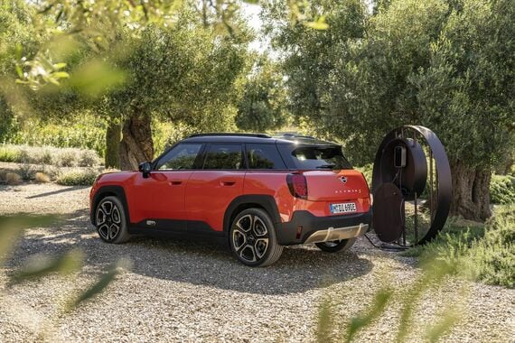 ホイールハウスまわりの黒いクラディングが特徴的（写真：Mini）