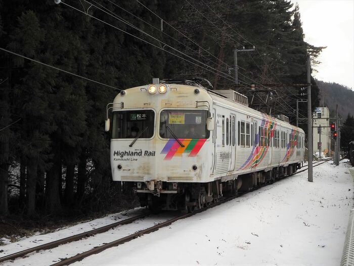 雪の中を走る現行車両の3000系