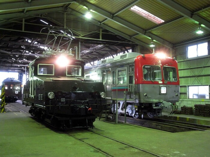 上毛電鉄の大胡車庫内で電気機関車と並ぶ