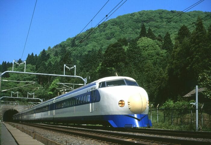関ケ原を走る0系新幹線「ひかり」