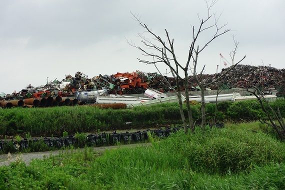 ガレキの山が残る。まだ復興途上だ