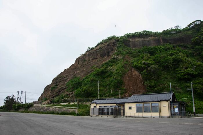 あちこちで山が崩れ、麓の家や道路を覆ったことも被害を大