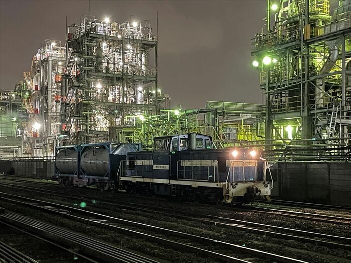 化成品を輸送する千鳥線の列車