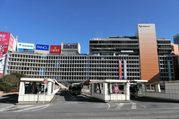 西側の正面から見た小田急百貨店新宿店本館