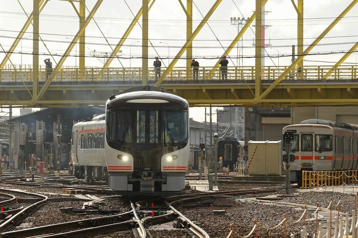構内走行時には珍しい新車に橋上からカメラを構える姿も