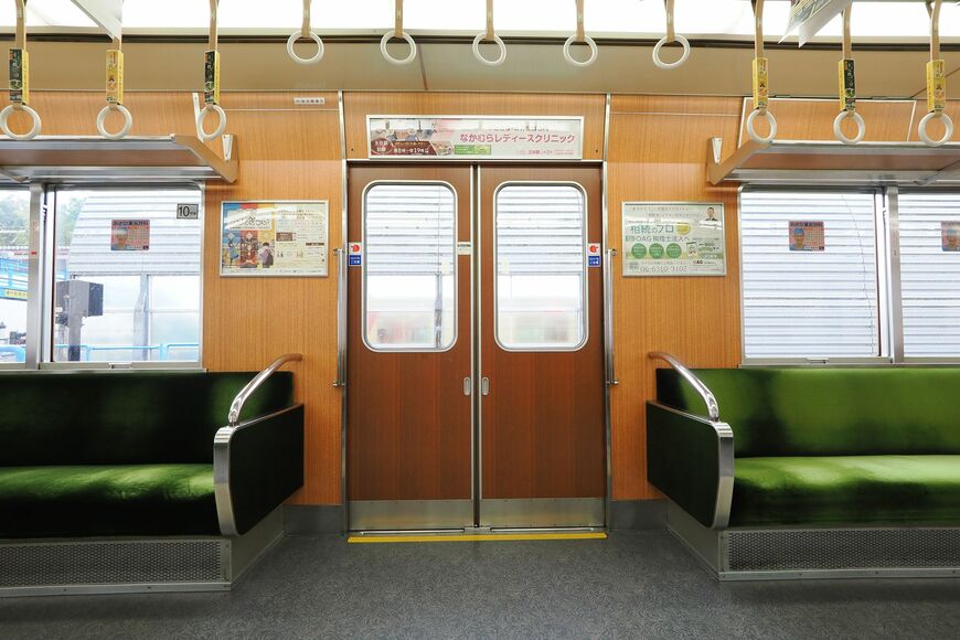 この8007編成は扉上の情報案内表示器が未設置。左上には社名を示すプレートがある（撮影：伊原薫）