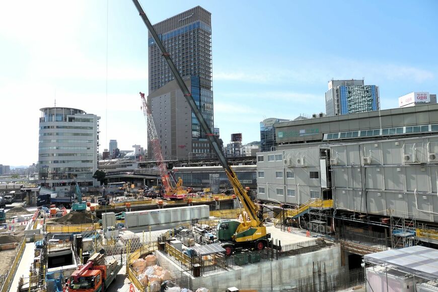 JR三ノ宮駅の新駅ビル工事現場。奥にそびえるのは「神戸三宮阪急ビル」（編集部撮影）