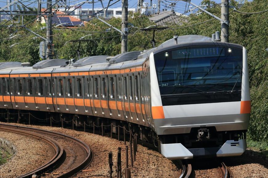 中央快速線のE233系電車。2両の2階建てグリーン車を組み込む計画だ（写真：HAYABUSA／PIXTA）