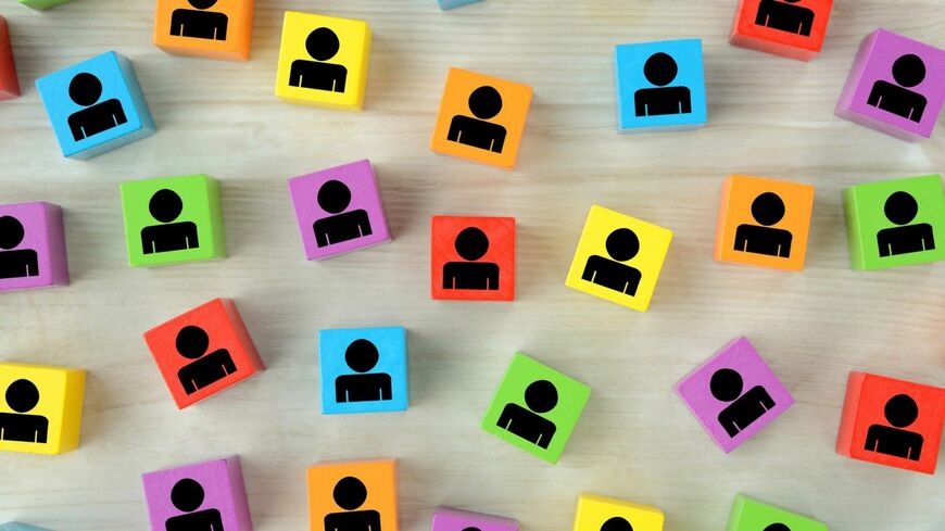 今、社会はどんな状態なのでしょうか？ （写真：タカス／PIXTA）